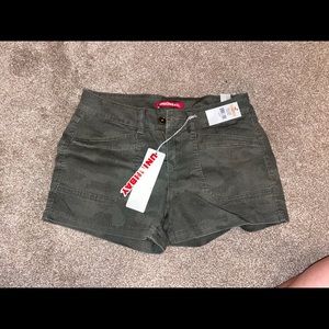 UnionBay Delaney size 7 shorts olive green